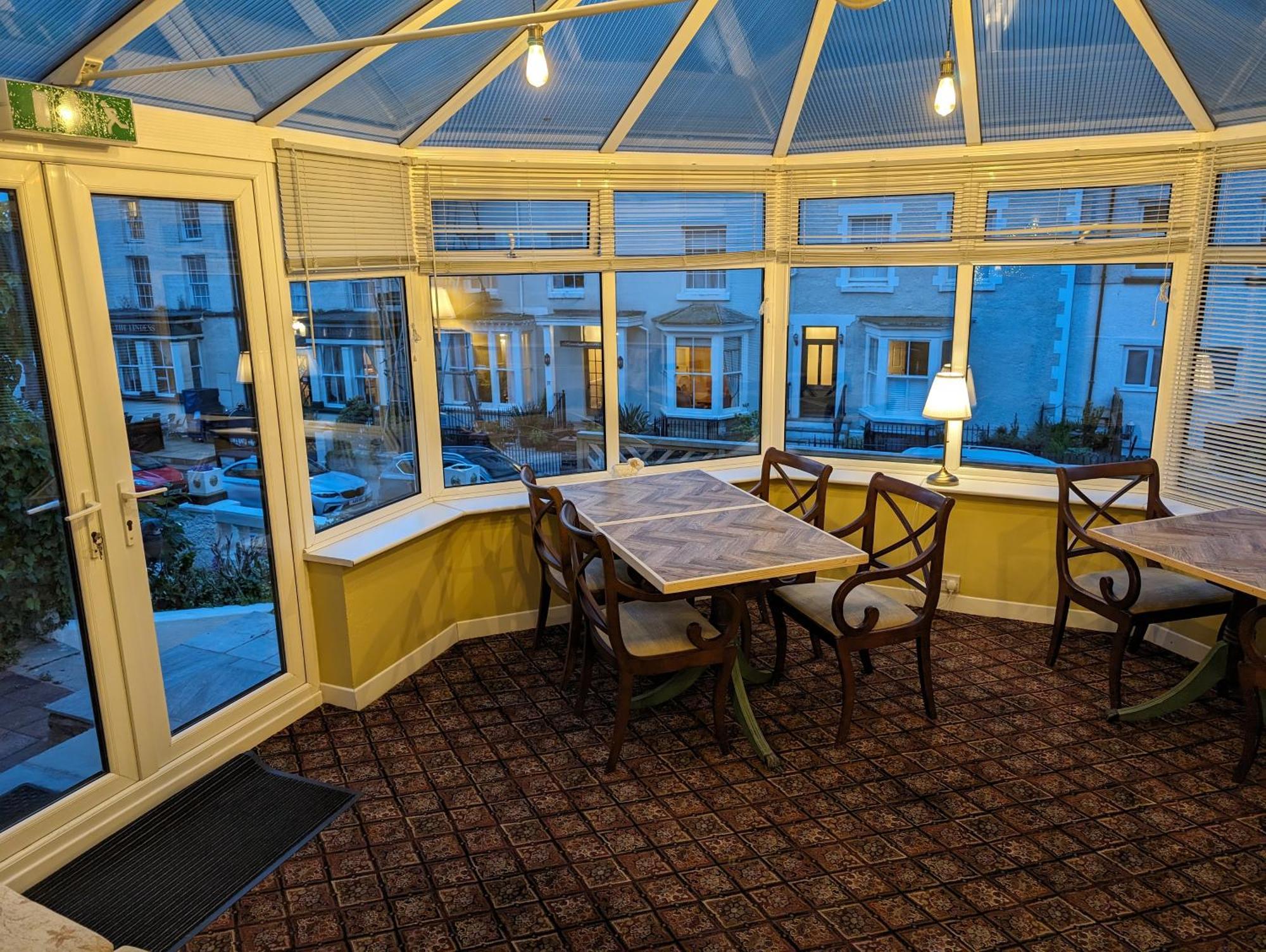 Bed and Breakfast The Chelsea Llandudno Esterno foto