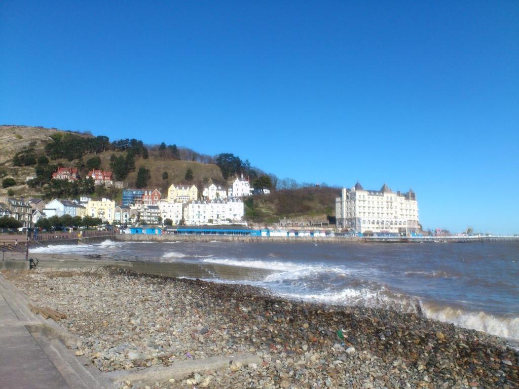 Bed and Breakfast The Chelsea Llandudno Esterno foto
